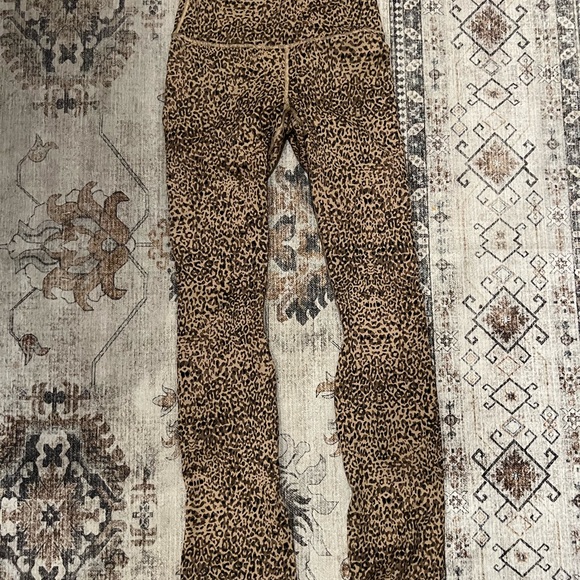 Leopard Print High-Waisted Powerhold Leggings - Picture 4 of 7